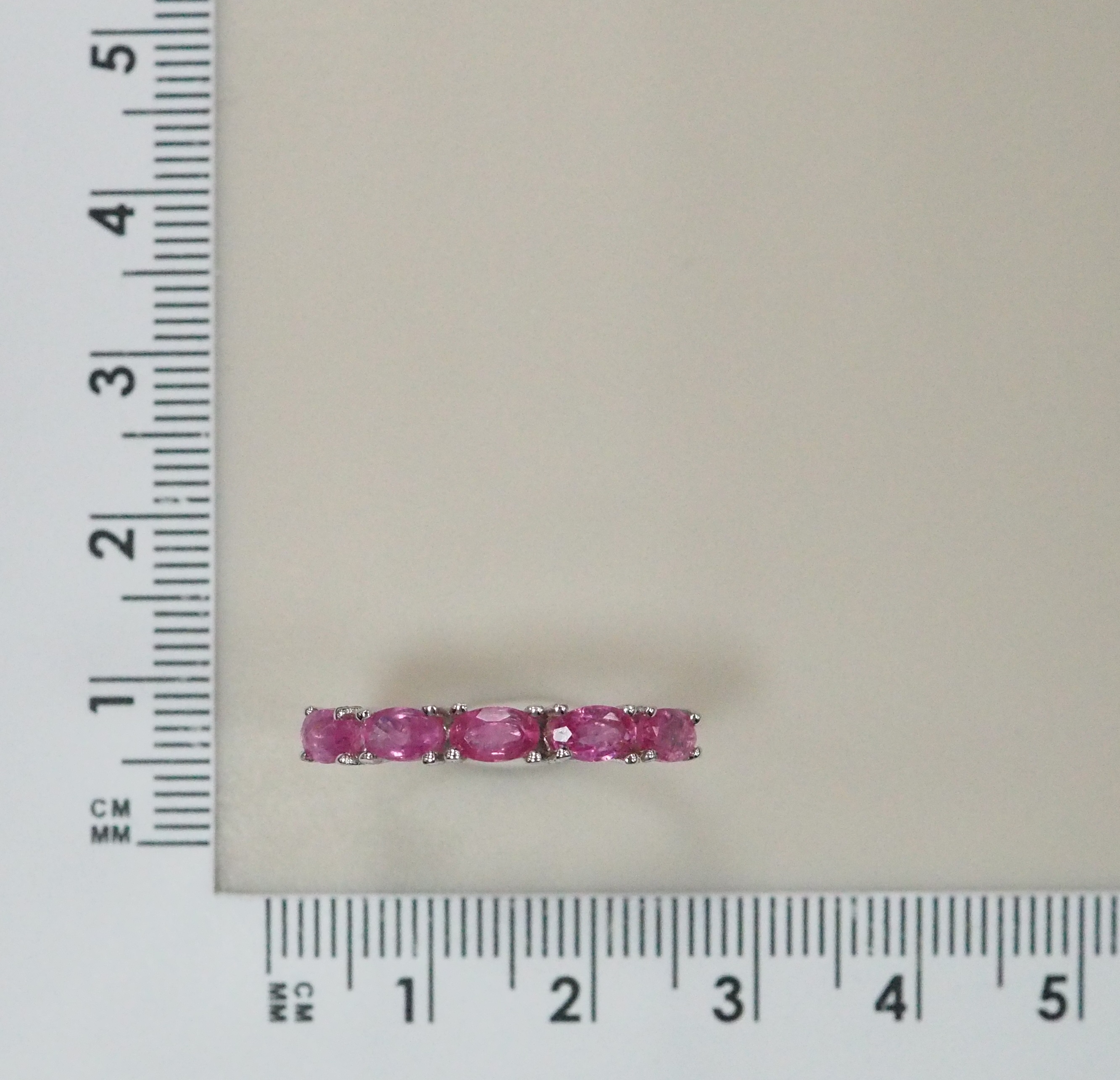 Серебряное кольцо с розовыми сапфирами